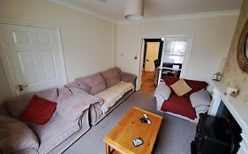 Entire Town House With Free Parking